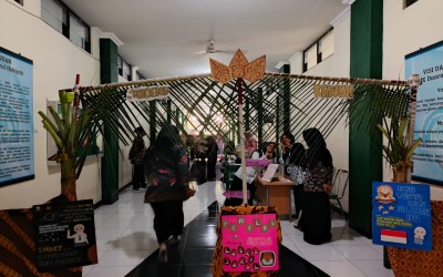 Nuansa Jawa Iringi Pemilos SMK Daarul Hidayah Sukoharjo – Suasana berbeda tampak di lingkungan SMK Daarul Hidayah Sukoharjo pada Jumat (29/8/2025). Sekolah menengah kejuruan berbasis pesantren ini menggelar Pemilihan Ketua OSIS (PEMILOS) dengan kemasan un